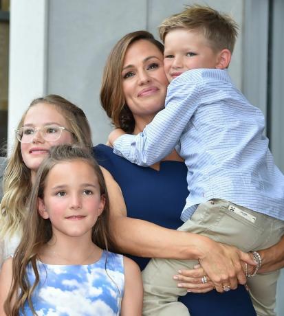 aktris jennifer garner berpose dengan anak-anaknya violet affleck, seraphina rose elizabeth affleck dan samuel garner affleck di bintangnya di hollywood walk of fame, 20 Agustus 2018 di hollywood, california garner, yang menerima bintang ke-2.641 dalam film tersebut kategori, bintang dalam film peppermint yang akan segera dirilis foto oleh robyn beck afp kredit foto harus dibaca robyn beckafp via getty gambar-gambar