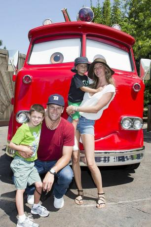 anaheim, ca july 02 dalam foto selebaran ini disediakan oleh taman disney, tom brady, putranya jack, 5, gisele bundchen, dan putra mereka benjamin, 3, berpose dengan warna merah truk pemadam kebakaran di mobil mendarat di taman petualangan disney california juli 2, 2013 di anaheim, california mobil seluas 12 acre menenggelamkan para tamu dalam sensasi yang mendebarkan dunia waralaba film blockbuster mobil disney pixar saat mereka melangkah ke kota radiator springs foto oleh paul hiffmeyerdisneyland resort via getty gambar-gambar