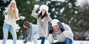 festival musim dingin dengan sekelompok teman bermain di salju
