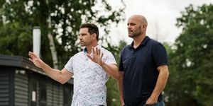 scott mcgillivray dan bryan baeumler pada pertarungan renovasi resor