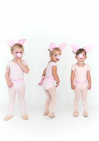 gadis kecil dengan celana ketat merah muda dan pakaian dalam dengan telinga babi dan moncong babi
