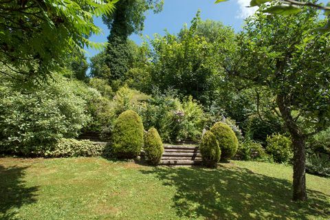 Taman-taman indah - properti Wiltshire dijual
