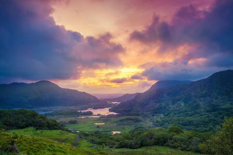 Ladies View pegunungan di sepanjang bagian N71 dari Ring of Kerry, di Taman Nasional Killarney, Irlandia