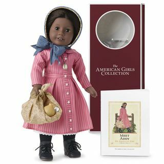 karakter asli boneka gadis Amerika addy walker dan buku ditampilkan dengan kotak retro dan aksesoris