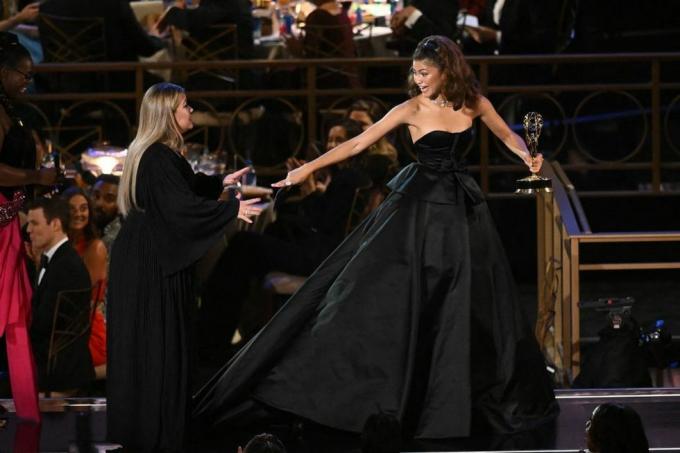 Lihat Gaun Emmy Berpotongan Rendah Kelly Clarkson yang Membuat Semua Orang Berbicara