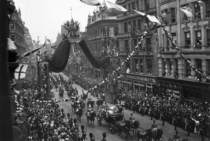 prosesi kerajaan inggris melewati jalan raya london yang sibuk selama penobatan edward vii 1841 1910 di sebelah kanan adalah ruang teh j lyons foto oleh ssplgetty images