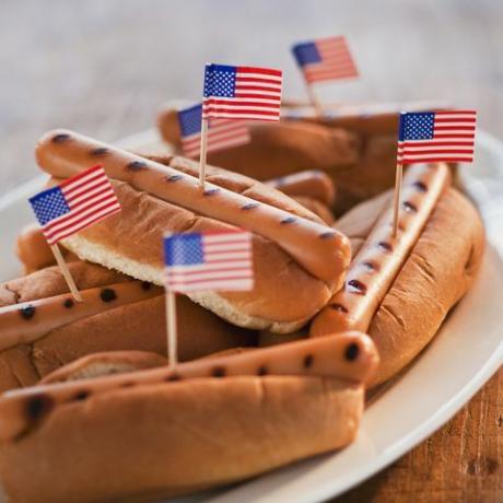 bendera Amerika kecil di hot dog panggang roti