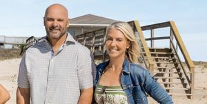 sarah dan bryan baeumler dalam pertempuran di pantai