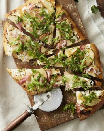 pir, prosciutto, dan pizza keju kambing dengan arugula