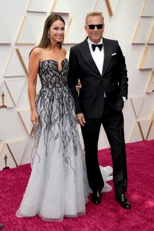 kevin costner dan istrinya di oscar ke-94