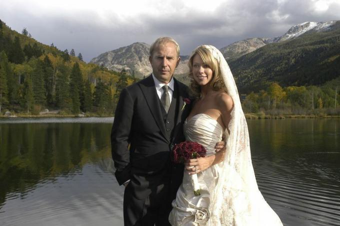 kevin costner menikahi pacarnya selama 5 tahun, christine baumgartner di aspen, colorado ranch mereka pada bulan september 25, 2004 selama foto pernikahan kevin costner dan christine baumgartner di aspen, co foto oleh wireimage housewireimage