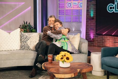 the kelly clarkson show episode 1148 picd l r josh brolin, kelly clarkson photo by weiss eubanksnbcuniversal