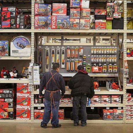 seorang pekerja membantu seorang pelanggan di pusat kebun di sebuah toko depot rumah pada 15 Februari 2011 di chicago, illinois