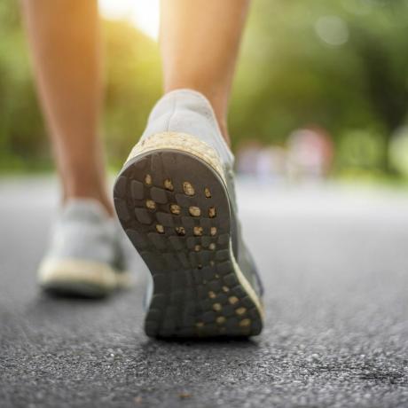 bidikan close up sepatu pelari, kaki pelari, dan sepatu