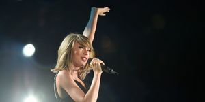 taylor menyanyikan lagu asli kedua dan bintang musik taylor swift tampil di lincoln financial field, philadelphia foto oleh jeremy drey 6132015 foto oleh jeremy dreymedianews groupreading eagle via getty gambar-gambar