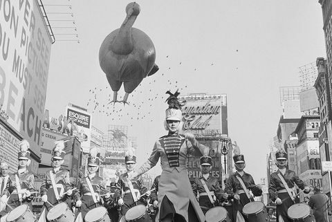 band dan balon kalkun dalam parade hari thanksgiving macy pada tahun 1959