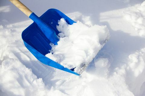 Sebuah studi medis memperingatkan orang-orang untuk tidak menyekop salju karena risiko serangan jantung