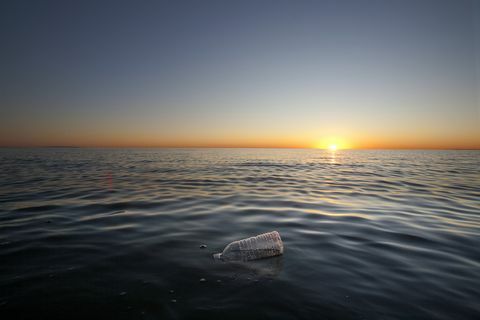 Botol Air Plastik Mengambang di Samudera Pasifik, Santa Monica, California, AS