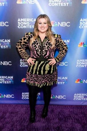 kelly clarkson dalam gaun animal print di kontes lagu amerika