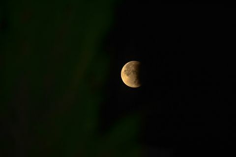 Bulan dapat dilihat saat gerhana bulan parsial di ...