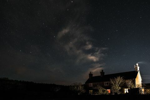 Apa yang harus dicari di langit malam: Saturnus akan menerangi bulan sabit yang sempurna di Inggris minggu ini