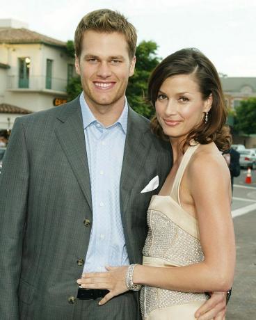 los angeles 7 juli nfl quarterback tom brady dan aktris bridget moynahan menghadiri pemutaran perdana abad ke-20 foxs i, robot di teater desa pada 7 Juli 2004 di los angeles, california foto oleh kevin wintergetty gambar-gambar