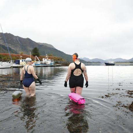 perenang perairan terbuka bersiap-siap untuk berenang di danau Skotlandia