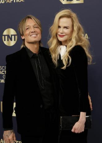 santa monica, california februari 27 l r keith urban dan nicole kidman menghadiri aktor layar tahunan ke-28 penghargaan serikat di hanggar barker pada 27 Februari 2022 di santa monica, california foto oleh frazer harrisongetty gambar-gambar