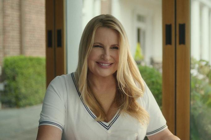 jennifer coolidge sebagai karen calhoun dalam episode 103 dari watcher cr milik netflix © 2022