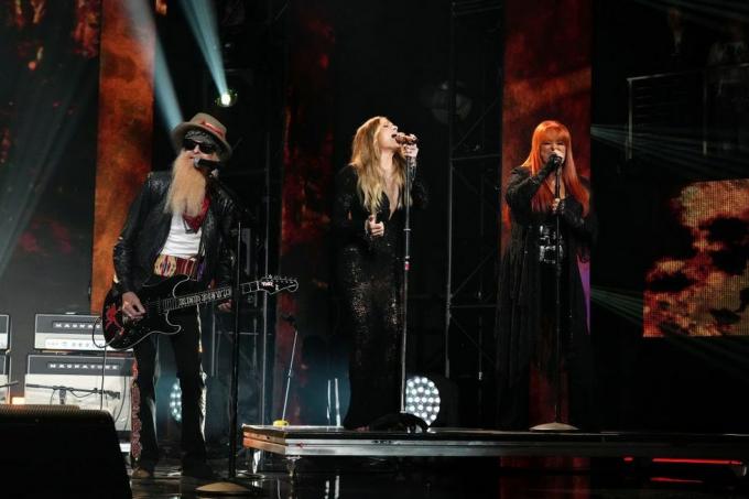 leann rimes, dan wynonna judd tampil di atas panggung