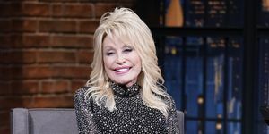 ulang tahun dolly parton larut malam dengan seth meyers season 7