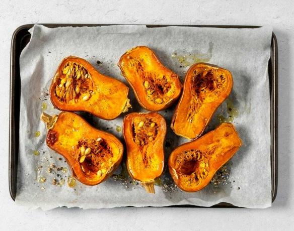 nampan labu butternut panggang dengan latar belakang putih