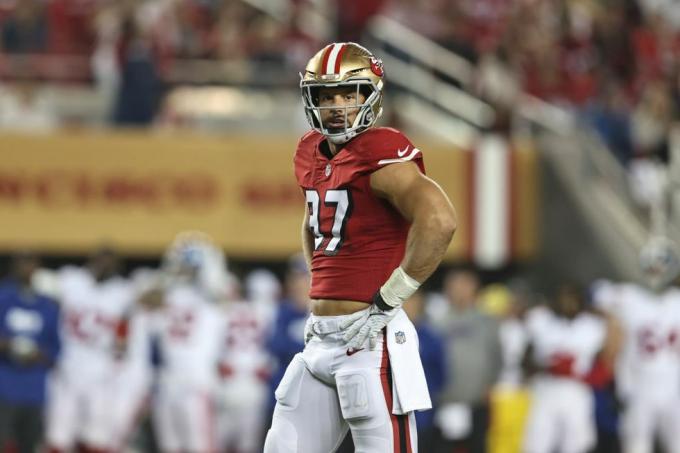 santa clara, california 21 september nick bosa 97 dari san francisco 49ers melihat selama pertandingan sepak bola nfl antara san francisco 49ers dan raksasa new york di stadion levis pada 21 september 2023 di santa clara, california foto oleh michael owensgetty gambar-gambar