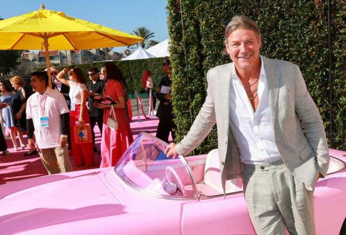 ty pennington dan mobil merah muda di karpet merah barbie