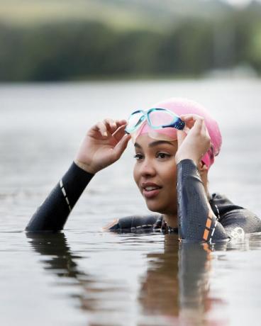 wanita di cornwall, Inggris berenang di danau
