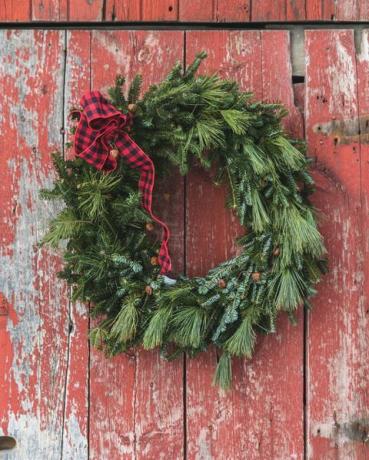 close up dekorasi natal yang tergantung di pintu merah