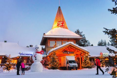 Snowman di Kantor Santa Santa Village Rovaniemi Lapland malam