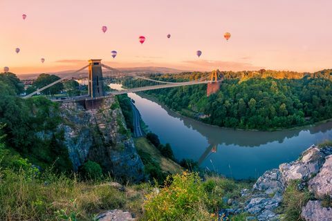 balon udara panas di atas jembatan gantung clifton saat matahari terbit