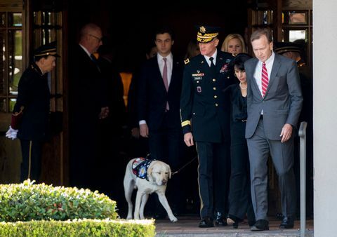 Upacara Keberangkatan Diadakan Sebagai Tubuh Presiden Bush Terbang ke Washington DC