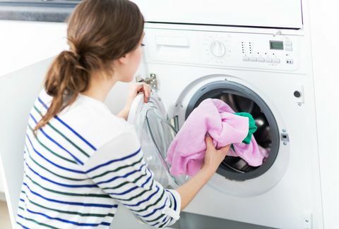 Wanita menggunakan mesin cuci