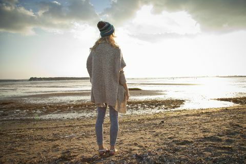 Wanita muda menatap pantai Bournemouth, Dorset, Inggris