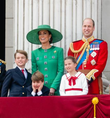 London, Inggris 17 Juni pangeran george dari wales, pangeran louis dari wales, catherine, putri wales, putri charlotte dari wales, pangeran william dari wales wales di balkon saat trooping the color pada 17 Juni 2023 di london, inggris trooping the color adalah parade tradisional yang diadakan untuk menandai Inggris ulang tahun resmi kedaulatan ini akan menjadi warna pasukan pertama yang diadakan untuk Raja Charles III sejak ia naik takhta foto oleh samir husseinwireimage