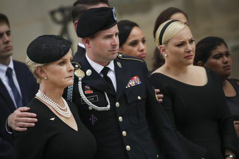 Katedral Nasional Menyediakan Layanan Memorial Untuk Sen. John McCain (R-AZ)