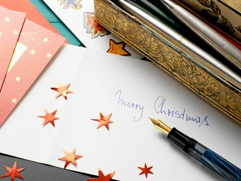 Menulis kartu natal untuk pacar