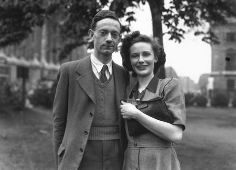 Christopher Robin dan tunangan Lesley de Selincourt pada tahun 1948