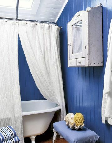 kamar mandi biru dengan aksen putih