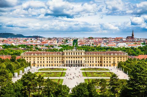 Pemandangan indah dari Istana Schonbrunn yang terkenal dengan taman Great Parterre di Wina, Austria