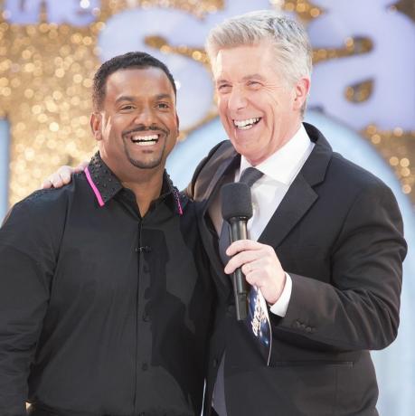 abc disney plus 'dancing with the stars' pembawa acara 2022 tom bergeron alfonso ribeiro