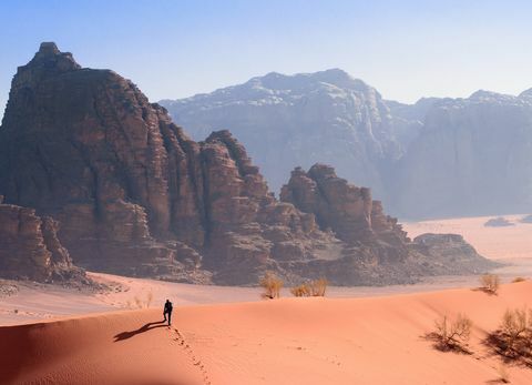 Hiking Through the Desert di Wadi Rum