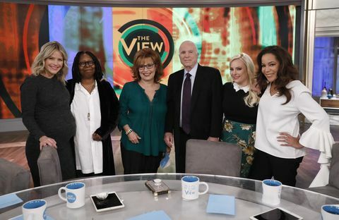 Whoopi Goldberg, Sara Hines, Joy Behar, Sunny Hostin, John McCain, Meghan McCain Di 'The View'